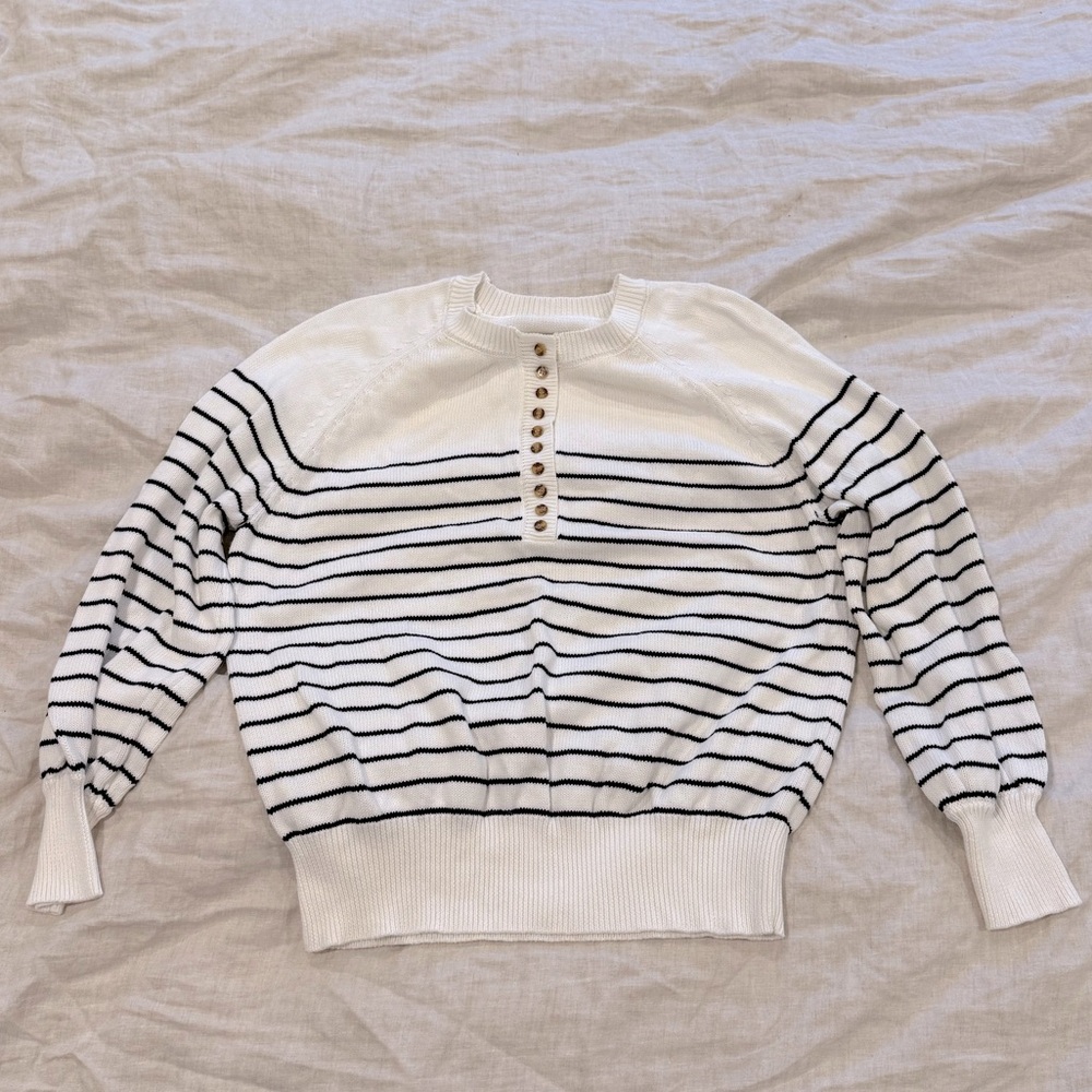 Sweater cotton stripe with buttons.